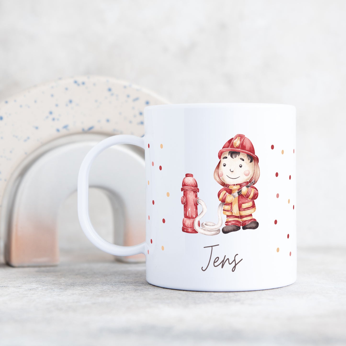 Kunststofftasse Feuerwehr mit Punkten