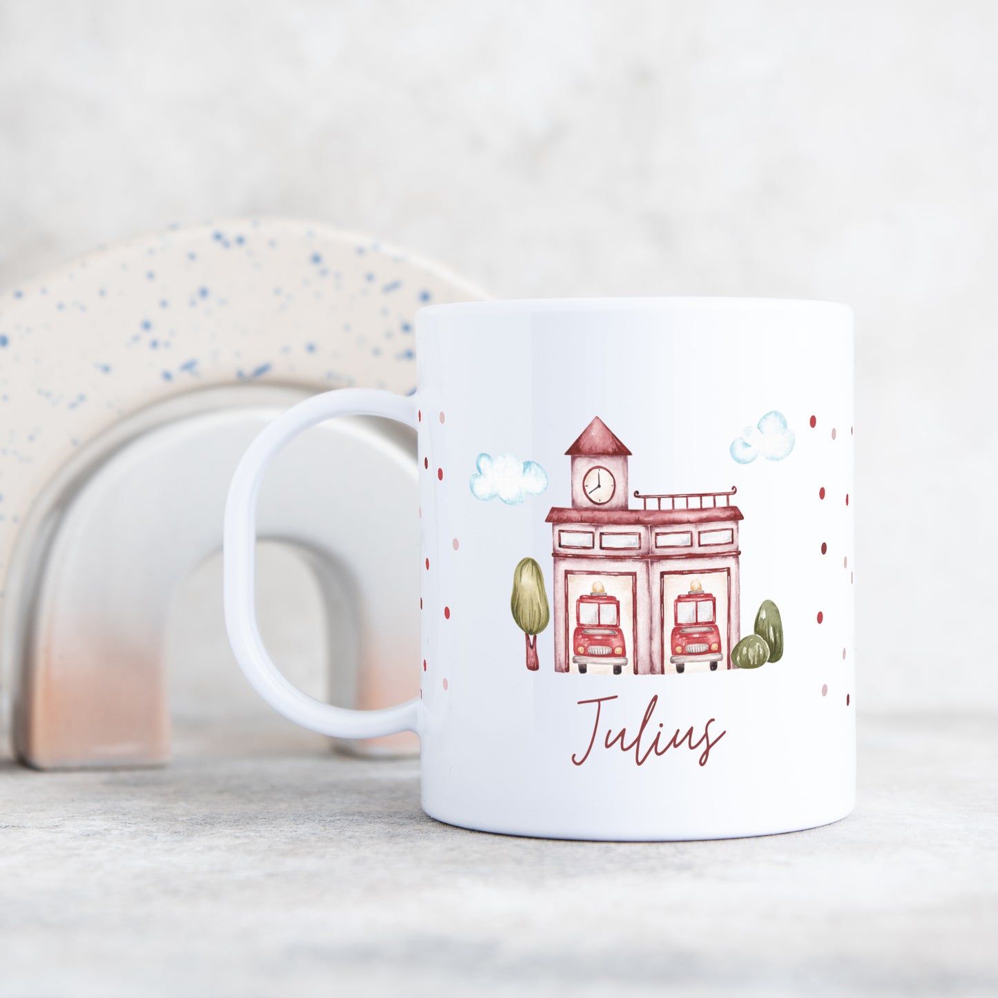 Kunststofftasse Feuerwehr mit Punkten